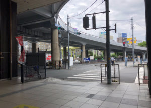 駅リンくん（駐輪場）の前の横断歩道を渡ります。