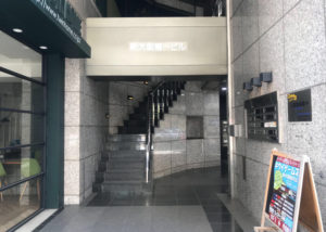 100mほど進んだ1つ目の信号手前の左角のビル８F（新大阪第一ビル）がCONNECT新大阪です。