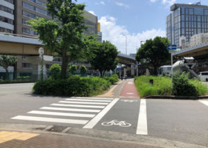 信号のない横断歩道を渡ります。